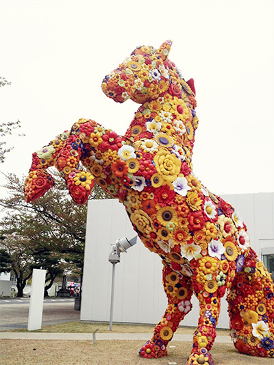 フラワー・ホース。美術館前に華々しく立っています