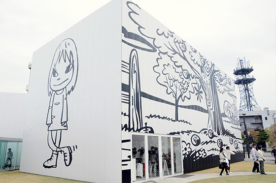 十和田美術館外壁。左：奈良美智の夜露死苦ガール 2012　右：ポール・モリソンのオクリア